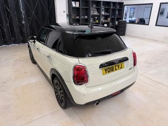 Mini Hatch 1.5 Cooper Hatchback 5dr Petrol Steptronic Euro 6 (s/s) (136 ps)