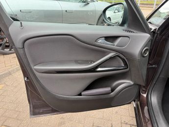 Vauxhall Zafira Tourer 1.4i Turbo SRi MPV 5dr Petrol Auto Euro 6 (140 ps)