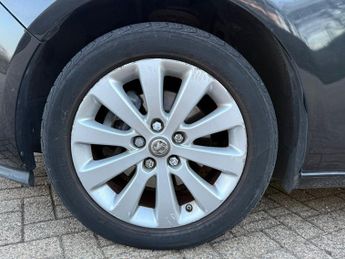 Vauxhall Zafira Tourer 1.4i Turbo SE MPV 5dr Petrol Auto Euro 6 (140 ps)