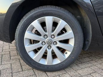 Vauxhall Zafira Tourer 1.4i Turbo SE MPV 5dr Petrol Auto Euro 6 (140 ps)