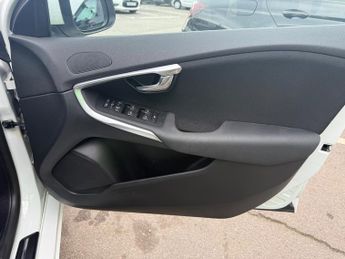 Volvo V40 2.0 D2 Momentum Nav Plus Hatchback 5dr Diesel Manual Euro 6 (s/s