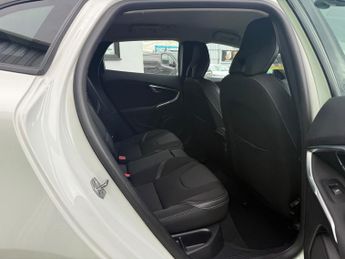Volvo V40 2.0 D2 Momentum Nav Plus Hatchback 5dr Diesel Manual Euro 6 (s/s