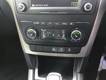 Skoda Yeti 2.0 TDI Elegance Outdoor 5dr Diesel DSG 4WD Euro 5 (140 ps)