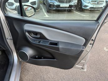 Toyota Yaris 1.5 VVT-h Icon Hatchback 5dr Petrol Hybrid E-CVT Euro 6 (101 ps)