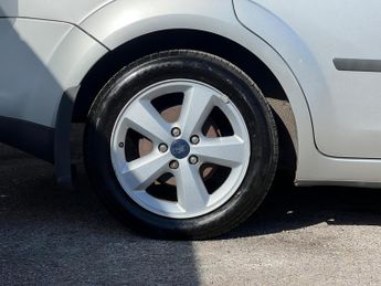 Ford Focus 1.6 Zetec Climate Hatchback 5dr Petrol Automatic (184 g/km, 99 b