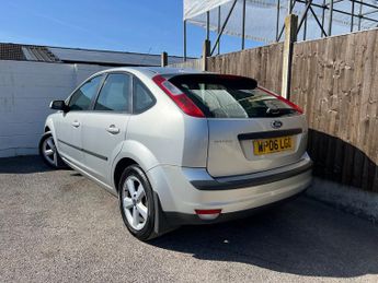 Ford Focus 1.6 Zetec Climate Hatchback 5dr Petrol Automatic (184 g/km, 99 b
