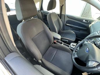 Ford Focus 1.6 Zetec Climate Hatchback 5dr Petrol Automatic (184 g/km, 99 b