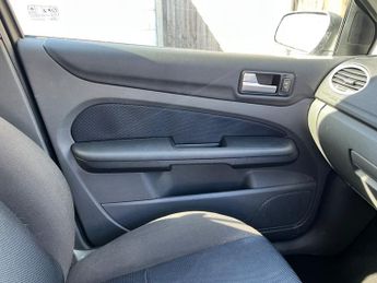 Ford Focus 1.6 Zetec Climate Hatchback 5dr Petrol Automatic (184 g/km, 99 b