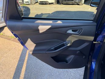 Ford Focus 1.0T EcoBoost Zetec Edition Hatchback 5dr Petrol Auto Euro 6 (s/