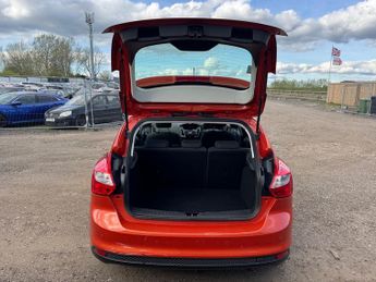 Ford Focus 1.6 Titanium Hatchback 5dr Petrol Powershift Euro 5 (125 ps)