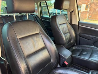 Volkswagen Tiguan 2.0 TDI BlueMotion Tech SE SUV 5dr Diesel DSG 4WD Euro 5 (s/s) (