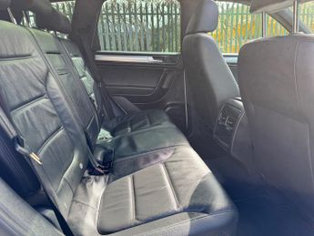 Volkswagen Touareg 3.0 TDI V6 BlueMotion Tech R-Line SUV 5dr Diesel Tiptronic 4WD E