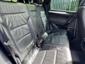 Volkswagen Touareg 3.0 TDI V6 BlueMotion Tech R-Line SUV 5dr Diesel Tiptronic 4WD E