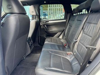 Volkswagen Touareg 3.0 TDI V6 BlueMotion Tech R-Line SUV 5dr Diesel Tiptronic 4WD E