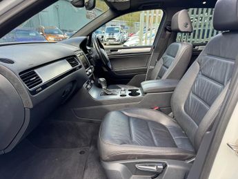 Volkswagen Touareg 3.0 TDI V6 BlueMotion Tech R-Line SUV 5dr Diesel Tiptronic 4WD E