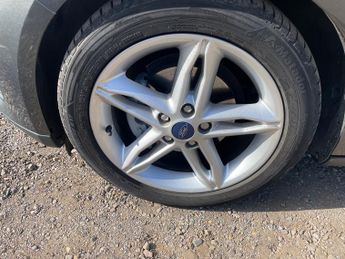 Ford Focus 1.0T EcoBoost Zetec Edition Hatchback 5dr Petrol Auto Euro 6 (s/