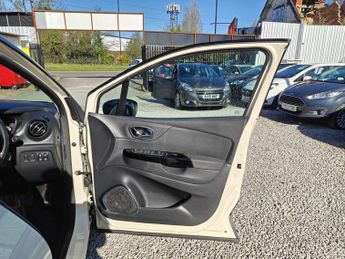 Renault Captur 1.5 dCi Dynamique S MediaNav SUV 5dr Diesel EDC Euro 5 (90 ps)