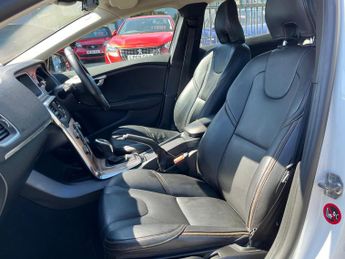 Volvo V40 Cross Country 2.0 D2 Pro Hatchback 5dr Diesel Auto Euro 6 (s/s) (120 ps)