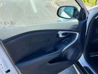 Volvo V40 Cross Country 2.0 D2 Pro Hatchback 5dr Diesel Auto Euro 6 (s/s) (120 ps)