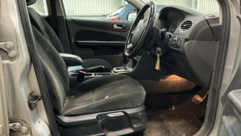 Ford Focus 1.6 Ghia Hatchback 5dr Petrol Automatic (184 g/km, 99 bhp)