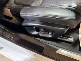 Jaguar XE 2.0d Portfolio Saloon 4dr Diesel Auto Euro 6 (s/s) (180 ps)