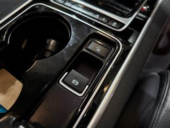 Jaguar XE 2.0d Portfolio Saloon 4dr Diesel Auto Euro 6 (s/s) (180 ps)