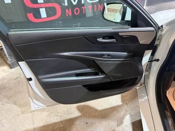 Jaguar XE 2.0d Portfolio Saloon 4dr Diesel Auto Euro 6 (s/s) (180 ps)