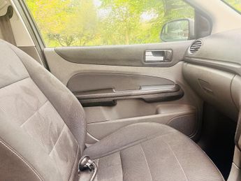 Ford Focus 1.6 Titanium Hatchback 5dr Petrol Automatic (184 g/km, 99 bhp)