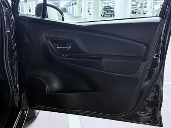 Toyota Yaris 1.5 VVT-h Design Hatchback 5dr Petrol Hybrid E-CVT Euro 6 (s/s) 