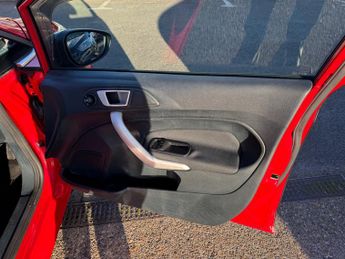 Ford Fiesta 1.4 Zetec Hatchback 5dr Petrol Automatic (154 g/km, 94 bhp)