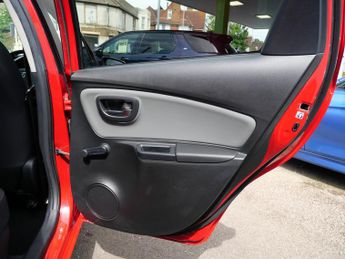 Toyota Yaris 1.5 VVT-h Icon Petrol Hybrid E-CVT Euro 6 (s/s) 5dr 1 Owner Only