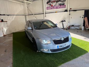 Skoda Superb 2.0 TDI Elegance Hatchback 5dr Diesel DSG 4WD Euro 5 (140 ps)