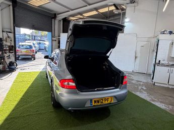 Skoda Superb 2.0 TDI Elegance Hatchback 5dr Diesel DSG 4WD Euro 5 (140 ps)