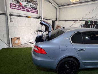 Skoda Superb 2.0 TDI Elegance Hatchback 5dr Diesel DSG 4WD Euro 5 (140 ps)
