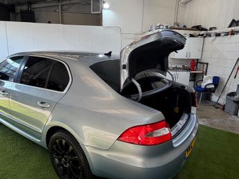 Skoda Superb 2.0 TDI Elegance Hatchback 5dr Diesel DSG 4WD Euro 5 (140 ps)
