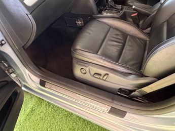 Skoda Superb 2.0 TDI Elegance Hatchback 5dr Diesel DSG 4WD Euro 5 (140 ps)