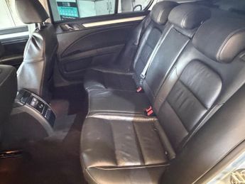 Skoda Superb 2.0 TDI Elegance Hatchback 5dr Diesel DSG 4WD Euro 5 (140 ps)