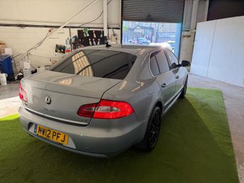 Skoda Superb 2.0 TDI Elegance Hatchback 5dr Diesel DSG 4WD Euro 5 (140 ps)