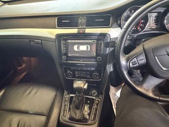 Skoda Superb 2.0 TDI Elegance Hatchback 5dr Diesel DSG 4WD Euro 5 (140 ps)