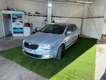 Skoda Superb 2.0 TDI Elegance Hatchback 5dr Diesel DSG 4WD Euro 5 (140 ps)