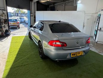 Skoda Superb 2.0 TDI Elegance Hatchback 5dr Diesel DSG 4WD Euro 5 (140 ps)