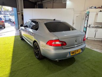 Skoda Superb 2.0 TDI Elegance Hatchback 5dr Diesel DSG 4WD Euro 5 (140 ps)