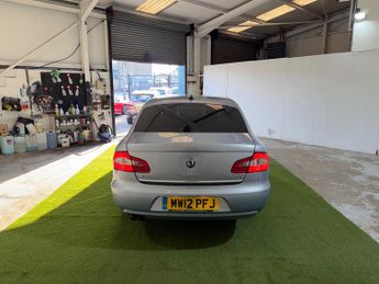 Skoda Superb 2.0 TDI Elegance Hatchback 5dr Diesel DSG 4WD Euro 5 (140 ps)