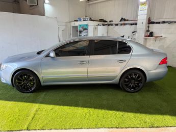 Skoda Superb 2.0 TDI Elegance Hatchback 5dr Diesel DSG 4WD Euro 5 (140 ps)