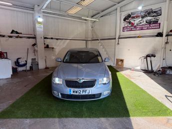 Skoda Superb 2.0 TDI Elegance Hatchback 5dr Diesel DSG 4WD Euro 5 (140 ps)