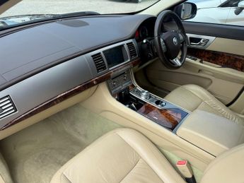 Jaguar XF 3.0d V6 Luxury Saloon 4dr Diesel Auto Euro 5 (240 ps)