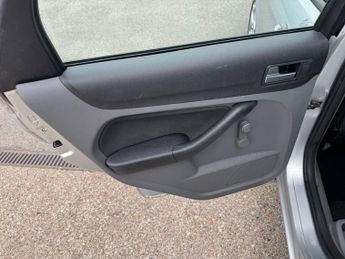 Ford Focus 1.6 Sport Hatchback 5dr Petrol Auto (184 g/km, 99 bhp)