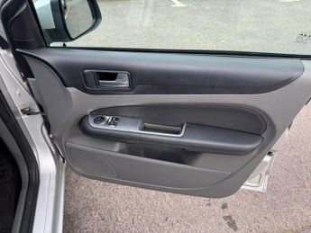 Ford Focus 1.6 Sport Hatchback 5dr Petrol Auto (184 g/km, 99 bhp)