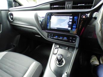 Toyota Auris 1.8 VVT-h Design CVT Euro 6 (s/s) 5dr (Safety Sense)