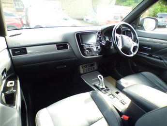 Mitsubishi Outlander 2.4h TwinMotor 13.8kWh 4h CVT 4WD Euro 6 (s/s) 5dr